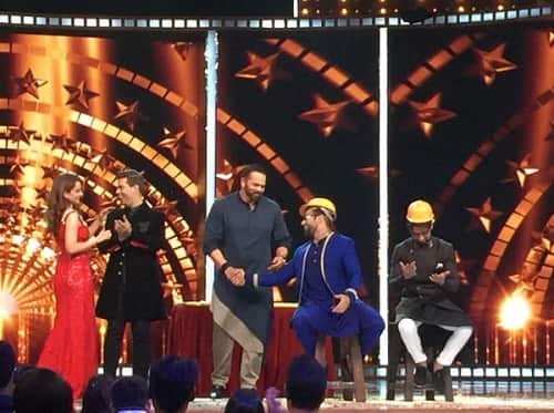 बताते चलें कि कंगना, करण जौहर के शो 'कॉफी विद करण' में गई थी जहां उन्होंने करण पर नेपोटिज्म यानी परिवारवाद को बढ़ावा देने का आरोप लगाया था. तभी से इन दोनों के बीच लगातार आरोप-प्रत्यारोप चल रहे थे.