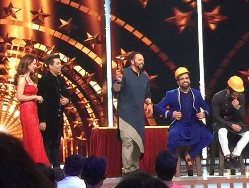 हालांकि अब दोनों की इन तस्वीरों को देखने के बाद ये कहना गलत नहीं होगा कि करण जौहर और कंगना के बीच चल रहे इन आरोप-प्रत्यारोप की कड़ी अब खत्म हो जाएगी.