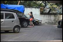 ऑरेंज शॉर्ट्स में जिम के बाहर स्पॉट की गईं जान्हवी कपूर