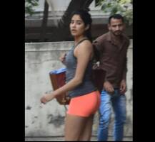 ऑरेंज शॉर्ट्स में जिम के बाहर स्पॉट की गईं जान्हवी कपूर
