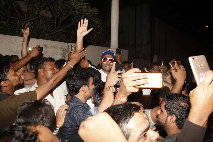रणवीर सिंह ऐसे अभिनेताओं में शुमार हैं जिनके सामने अगर फैंस हैं तो वे उनसे मिलने से मना नहीं करते. इसका एक नजारा तब दिखा जब वे जोया अख्तर के घर से बाहर निकल रहे थे, तभी उन्होंने फैंस को देखा और उनसे मिलने से खुद को नहीं रोक पाए. (तस्वीरें- मानव मंगलानी)