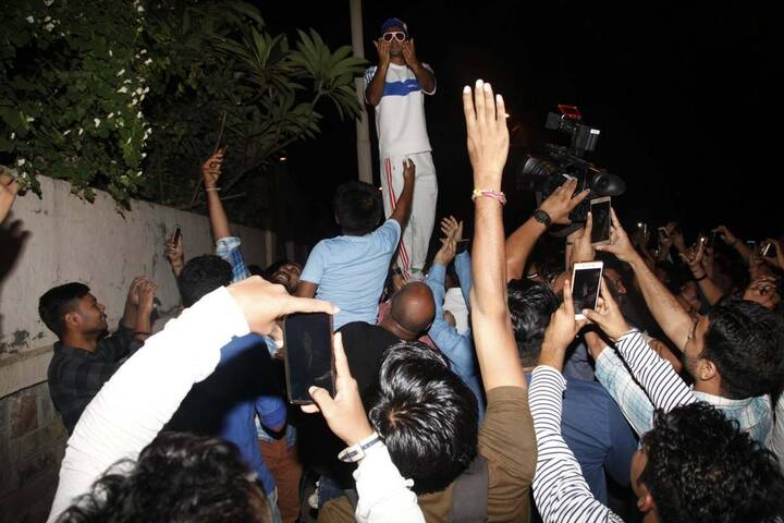 तस्वीरों में रणवीर फैंस का अभिवादन स्वीकर करते नज़र आ रहे हैं. (तस्वीरें- मानव मंगलानी)