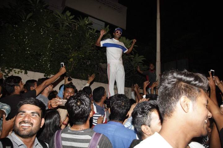 रणवीर सिंह फैंस से मिले ही नहीं बल्कि उनके साथ डांस भी किया.  (तस्वीरें- मानव मंगलानी) 