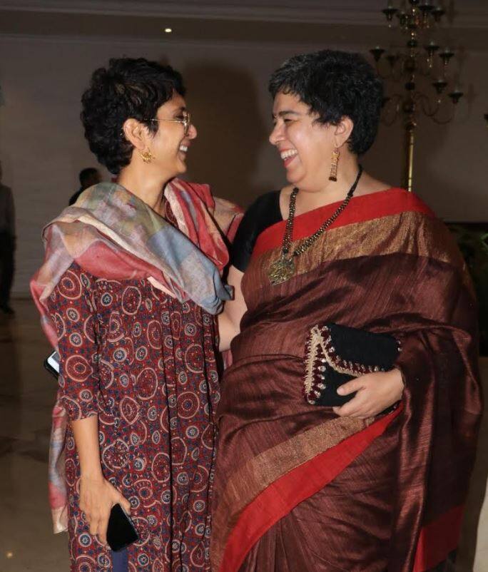 एक दूसरे के साथ खुलकर हंसती किरण और रीना. (तस्वीर: मानव मंगलानी)