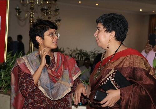 किरण और रीना जिस मस्ती के साथ तस्वीरों में नजर आ रही हैं उससे तो साफ है वो काफी अच्छी दोस्त हैं. (तस्वीर: मानव मंगलानी)