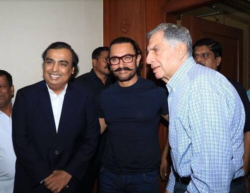 इस दौरान वहां देश के सबसे बड़े बिजनेसमैन मुकेश अंबानी और रतन टाटा भी मौजूद थे. (तस्वीर: मानव मंगलानी)