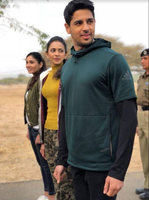 इसी के चलते फिल्म के लीड एक्टर्स ने पूरा एक दिन सेना के जवानों के साथ बिताया. (तस्वीर: मानव मंगलानी) 