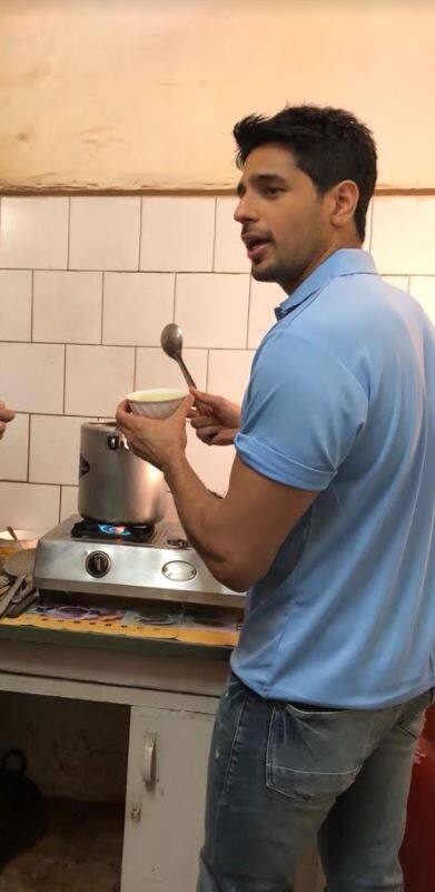 रसोई में खाना पकाते सिद्धार्थ मल्होत्रा. (तस्वीर: मानव मंगलानी)