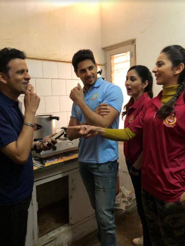 इस फिल्म में कई मंझे हुए सितारे एक साथ नजर आने वाले हैं, जिसमें मनोज बाजपेई, नसीरुद्दीन शाह, पूजा चोपड़ा और अनुपम खेर हैं. (तस्वीर: मानव मंगलानी)