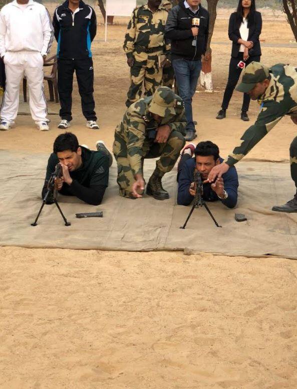 सैनिको के साथ ट्रेनिंग लेते सिद्धार्थ और मनोज वाजपेयी.  (तस्वीर: मानव मंगलानी)