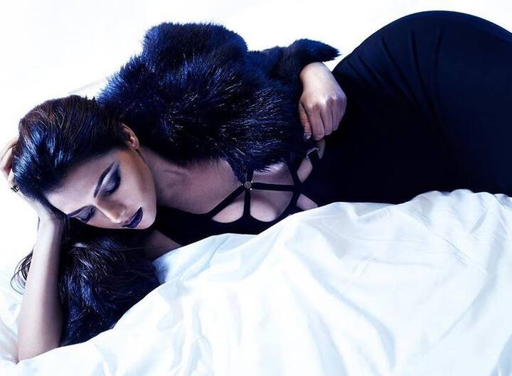 मशहूर फिल्म डायरेक्टर मधुर भंडारकर अपनी फिल्म में ग्लैमरस हिरोइन्स को कास्ट करने के लिए जाने जाते हैं. फिर चाहें वो कंगना रनौत हों या फिर मुग्धा गोडसे... ग्लैमरस अंदाज से स्क्रीन पर जलवा बिखेर देने वाली ये एक्ट्रेसेस अपनी अदाओं से सभी को अपना कायल कर देती हैं. ताज़ा तस्वीरों में आप उन्हीं में से एक को देख रहे हैं.