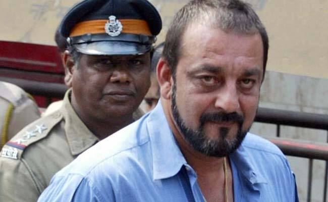 Sanjay Dutt parole row: Do all prisoners get same treatment, asks Bombay HC बॉम्बे हाई कोर्ट ने सरकार से पूछा- क्या सामान्य कैदी के साथ भी संजय दत्त जैसा ही व्यवहार किया जाता है?