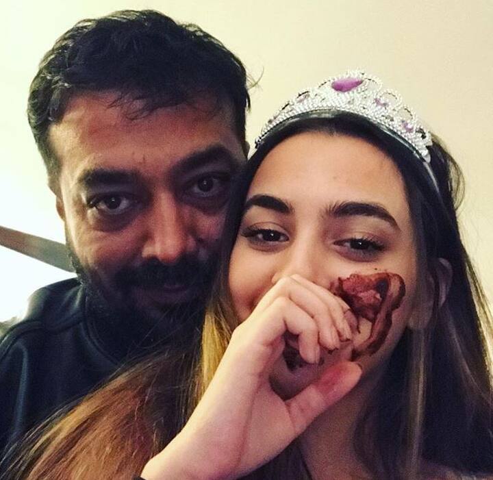इस मौके पर अनुराग कश्यप ने अपने इंस्टाग्राम अकाउंट पर अपनी बेटी के साथ ये तस्वीर शेयर करते हुए लिखा, 'हैप्पी बर्थडे अब तुम 17 साल की हो गई हो. अब तो अपनी उम्र की तरह एक्ट करना शुरू करो'. 