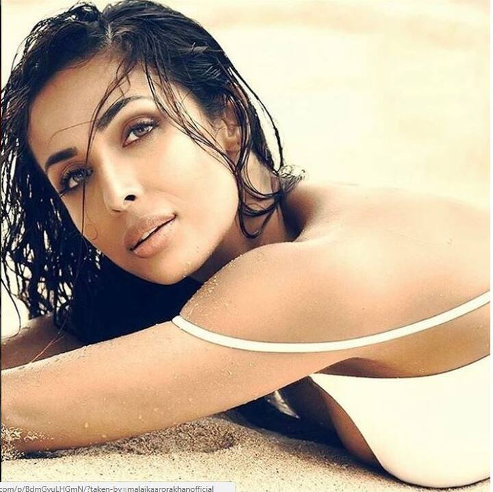ये तस्वीर नए साल की हैं जब मलाइका ने बीच पर मस्ती करते हुए ये बेहद सेंशुअस फोटो शेयर की थी.