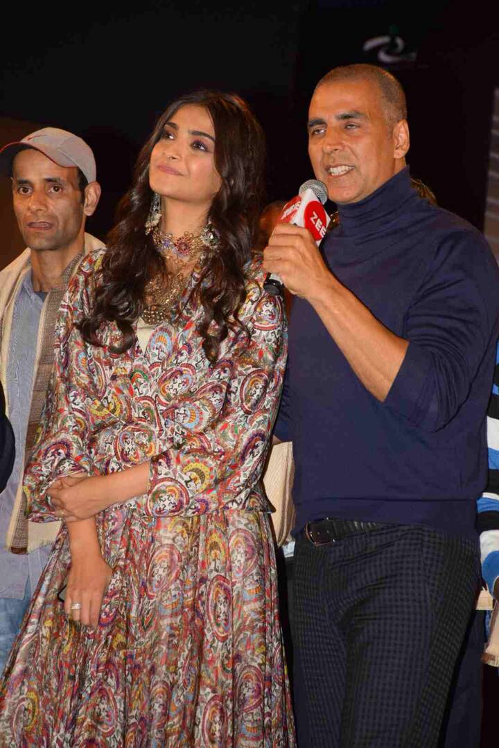 इन तस्वीरों में आप बॉलीवुड के स्थापित अदाकारों में शुमार सोनम कपूर और अक्षय कुमार को देख सकते हैं.