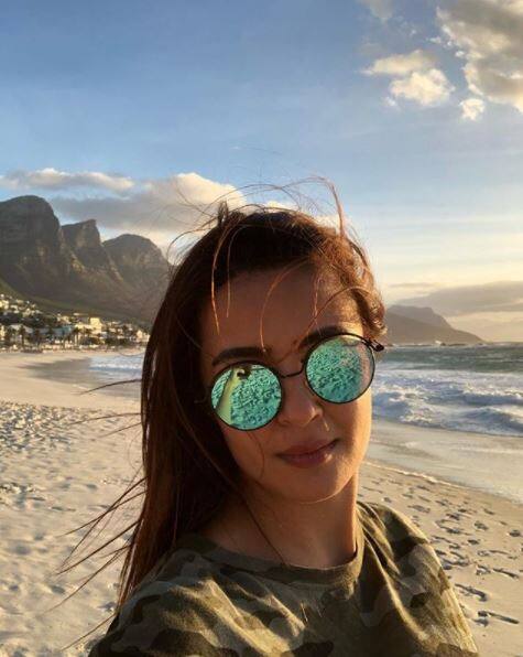 यही कारण है कि हाल ही में उनसे शादी के बंधन में बंधी हिंदी सिनेमा की अदाकारा अनुष्का शर्मा के वापस आ जाने के बाद भी एक और बॉलीवुड अदाकारा उन्हें वहां चीयर करने के लिए मौजूद हैं.