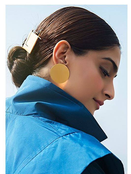  फिल्म के प्रमोशन के लिए सोनम को जहां एक तरफ देश के कई शहरों में ट्रेवल करना पड़ रहा है. वहीं, आए दिन मीडिया से भी रूबरू होना पड़ रहा है. 