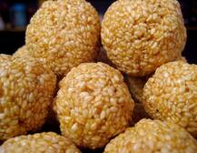 मकर सक्रांति:  खाएं गुड और तिल के लड्डू, होंगे ये फायदे 