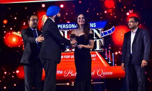 अवॉर्ड देती करीना कपूर. (तस्वीर- मानव मंगलानी) 