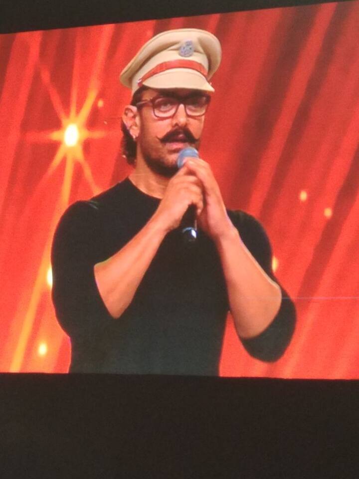 हमेश कुछ अलग करने वाले आमिर खान ने नाचने के बजाय गायक मुकेश का गाना गाया और करण जौहर के साथ मंच साझा किया.   
