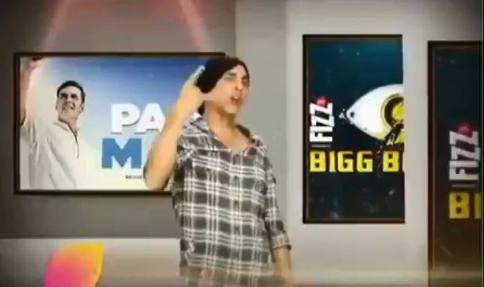 इसके साथ ही ग्रैंड फिनाले के लिए जारी किए गए प्रोमो में यह मालूम चल रहा है कि बॉलीवुड स्टार अक्षय कुमार भी बिग बॉस के सेट पर पहुंचे हैं. अक्षय कुमार बिग बॉस 11 के ग्रैंड फिनाले में अपनी आने वाली फिल्म 'पैडमैन' को प्रमोट करेंगे.