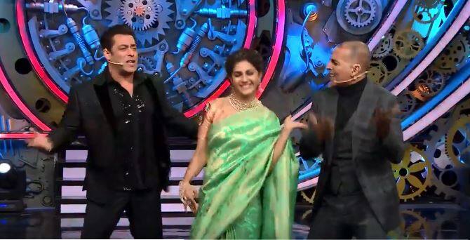 Bigg boss 11: sapna chaudhary share stage with akshay kumar and salman khan Bigg Boss 11: सलमान और अक्षय के साथ सपना चौधरी ने लगाई स्टेज पर आग, देखें वीडियो