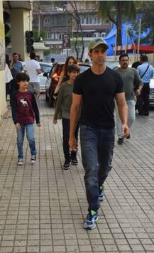 सुज़ैन और बच्चों के साथ फिल्म देखने पहुंचे ऋतिक