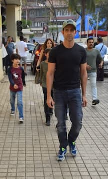 सुज़ैन और बच्चों के साथ फिल्म देखने पहुंचे ऋतिक