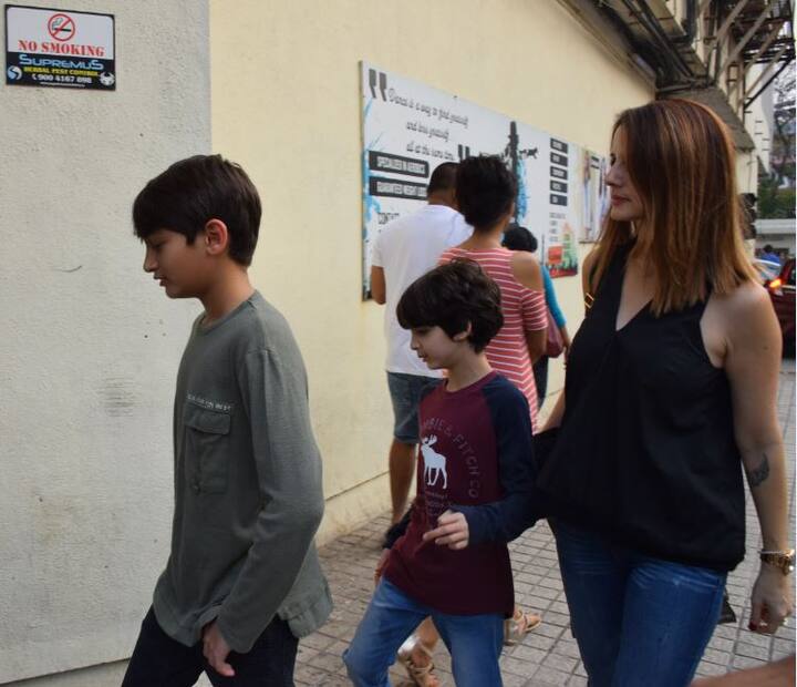 फिल्हाल दोनों ऋतिक के साथ रहते हैं.