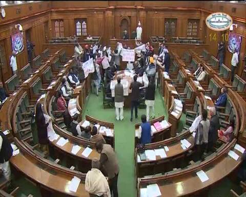 दिल्ली: विधानसभा में सीलिंग पर संग्राम, हंगामे के साथ हुई विशेष सत्र की शुरुआत दिल्ली: विधानसभा में सीलिंग पर संग्राम, हंगामे के साथ हुई विशेष सत्र की शुरुआत