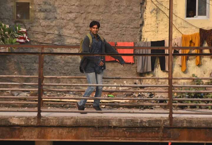 इस तस्वीर में आप रणवीर सिंह को देख रहे हैं जिन्होंने पीठ पर बैग लटका रखा है. (Photo: Manav Mangalani)