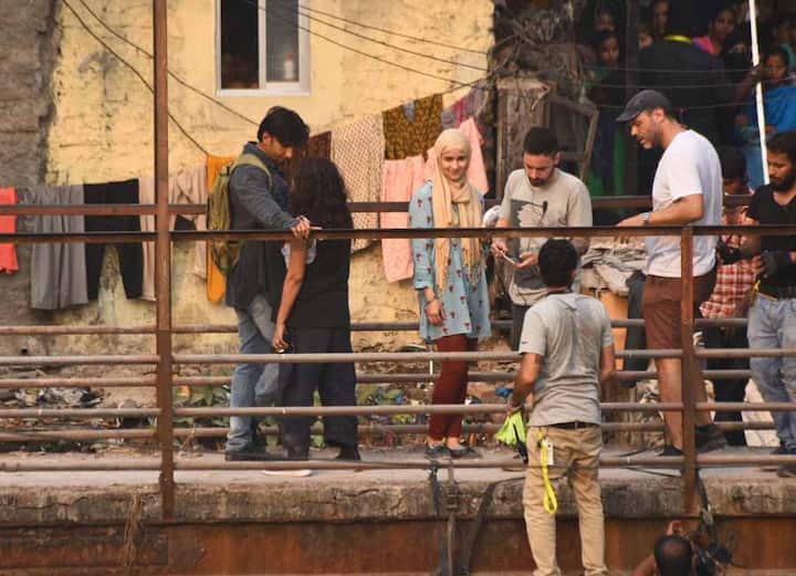 आलिया और रणवीर की जोड़ी सिनेमाघरों में पर्दे पर पहली बार साथ नजर आने वाली है. इससे पहले हम इन दोनों को एक एड में साथ देख चुके हैं. (Photo: Manav Mangalani)