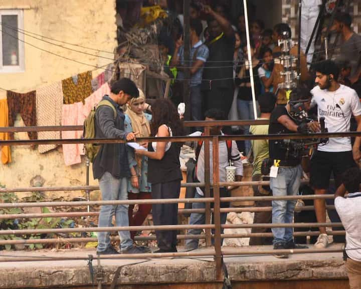 इस शूटिंग को देखने के लिए भारी भीड़ भी उमड़ी हुई थी. (Photo: Manav Mangalani)