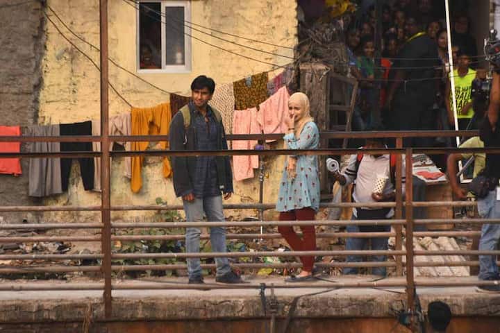 रणवीर काफी दिनों से अपनी इस फिल्म की तैयारियों में लगे हुए हैं. कुछ समय पहले एक वीडियो भी सामने आया था जिसमें रणवीर गाना गाते हुए दिखे थे. (Photo: Manav Mangalani)