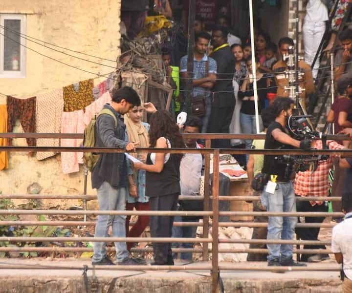 इस फिल्म की डायरेक्टर जोया अख्तर हैं. ज़ोया सेट पर दोनों सितारों को सीन समझाती हुई भी नज़र आईं. (Photo: Manav Mangalani)