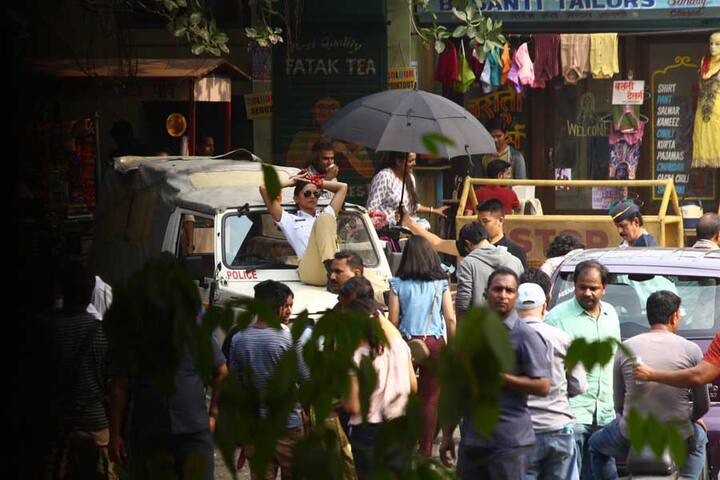 जो तस्वीर देखने को मिली है उसमें दीपिका ब्लैक गॉगल्स लगाकर ट्रैफिक पुलिस की ड्रेस में जीप पर बैठी हुई हैं. (Photo: Manav Mangalani)