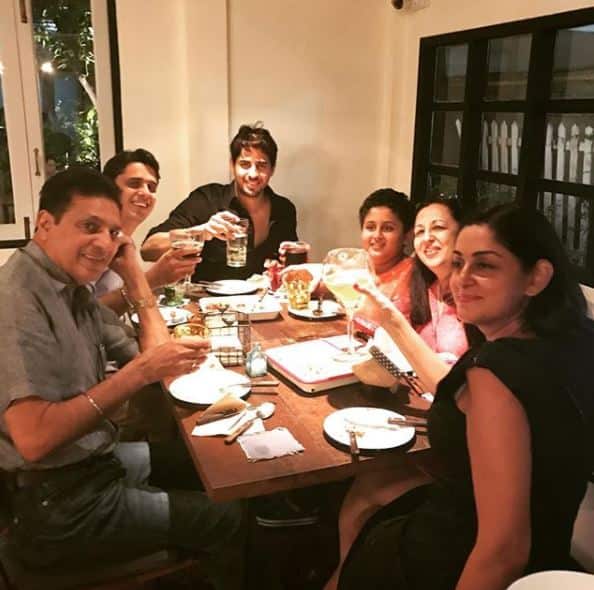 पंजाबी होने के नाते खाने से सिद्धार्थ का करीबी रिश्ता है. उन्हें खाने में सबसे ज्यादा ब्रियानी, इटेलियन फूड, सूशी, जलेबी और गाजर का हल्वा पसंद है. (Photo: s1dofficial)