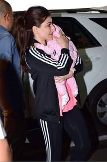 Photos: पहली बार बेटी को गोद में लिए एयरपोर्ट पर स्पॉट हुईं सोहा अली खान, क्यूटनेस में तैमूर को देती हैं टक्कर