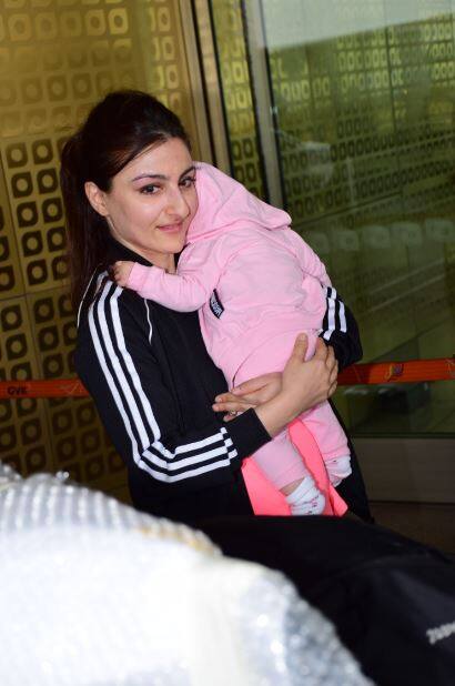 ऐसे में फैंस को सोहा अली खान की बेटी की तस्वीरों का भी काफी बेसब्री से इंतजार है. (तस्वीर: मानव मंगलानी)