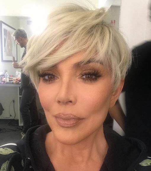 वेबसाइट 'फीमेलफर्स्ट डॉट को डॉट यूके' के मुताबिक, कायली ने अपनी मां को बताया कि उनके घर में काम करने वाले स्टाफ में से एक ने घर में ही उनकी तस्वीरें खींच लीं.