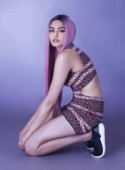 अदा शर्मा ने नए साल पर ताज़ा तस्वीरें शेयर कर कहा कि नए साल पर वे भी कुछ नया करने जा रही हैं.  