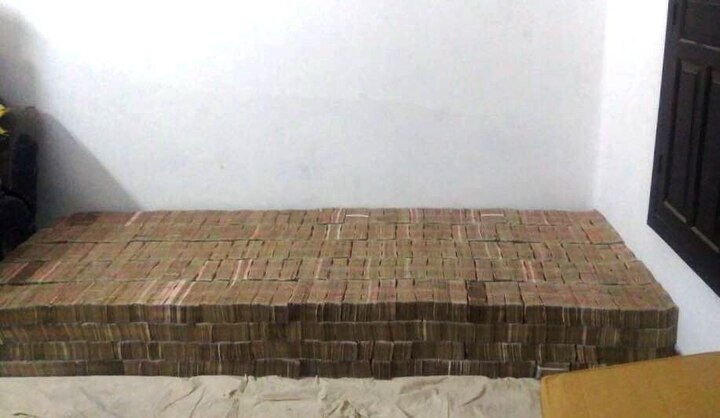 Old currency worth Rs 80 crore seized from Kanpur कानपुर से 96 करोड 62 लाख के पुराने नोट बरामद, दिल्ली, मुंबई, हैदराबाद से जुड़ रहे हैं तार