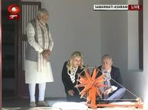 पीएम मोदी के साथ साबरमती आश्रम पहुंचे नेतन्याहू ने पत्नी के साथ चलाया चरखा