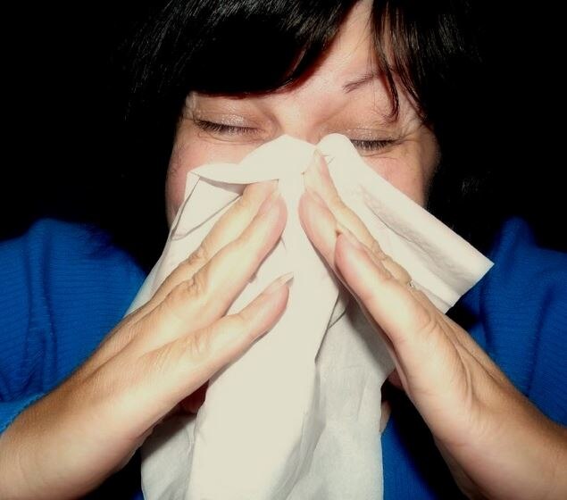 you should never stifle your sneeze, doctors warn सावधान, छींक को जबर्दस्ती रोकना हो सकता है खतरनाक