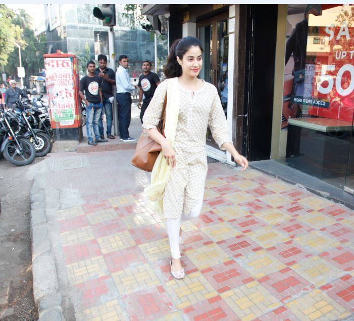 जाह्वनी की आगामी फिल्म 'धड़क' धर्मा प्रोडक्शन्स के बैनर तले बन रही है और फिल्म का निर्देशन शंशाक खैतान कर रहे हैं. Photo (Manav Manglani)