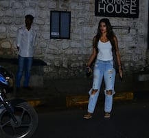 घर से निकलते ही, कुछ दूर चलते ही...कैमरे में कैद हुईं निधि अग्रवाल