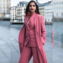 रिया ने अपनी बहन सोनम की उम्दा तस्वीरों से रंगी अपनी इंस्टाग्राम टाइमलाइन