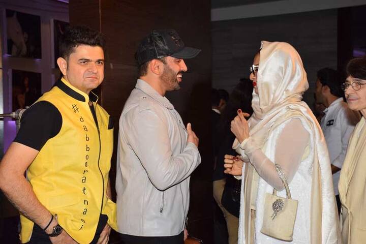 रेखा ने ना सिर्फ अपने लुक से सबका मन मोहा बल्कि उनको बिंदास होकर खूब मस्ती भी की. अपने ग्लैमरस अंदाज में रेखा ने एक बार फिर डब्बू रतनानी के इवेंट में जान डाल दी.