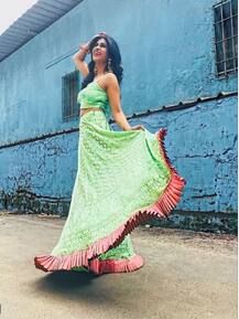 दोस्त के साथ पूल में मस्ती करती नज़र आईं बिग बॉस फेम किश्वर मर्चेंट