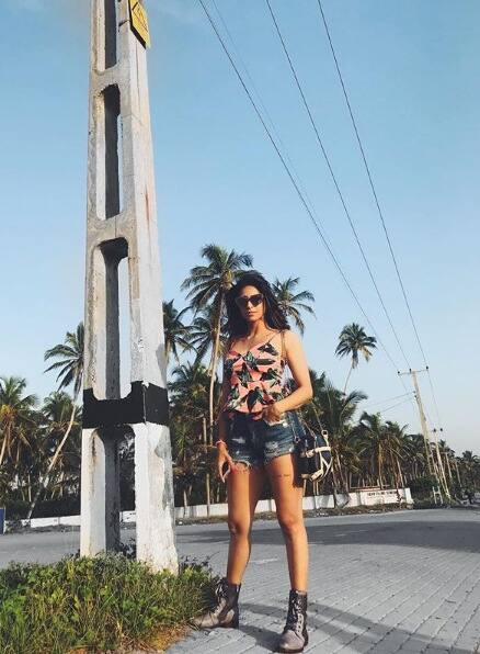 किश्वर का जन्म मुंबई में हुआ था. उनके माता-पिता भी मुंबई के ही रहने वाले हैं.